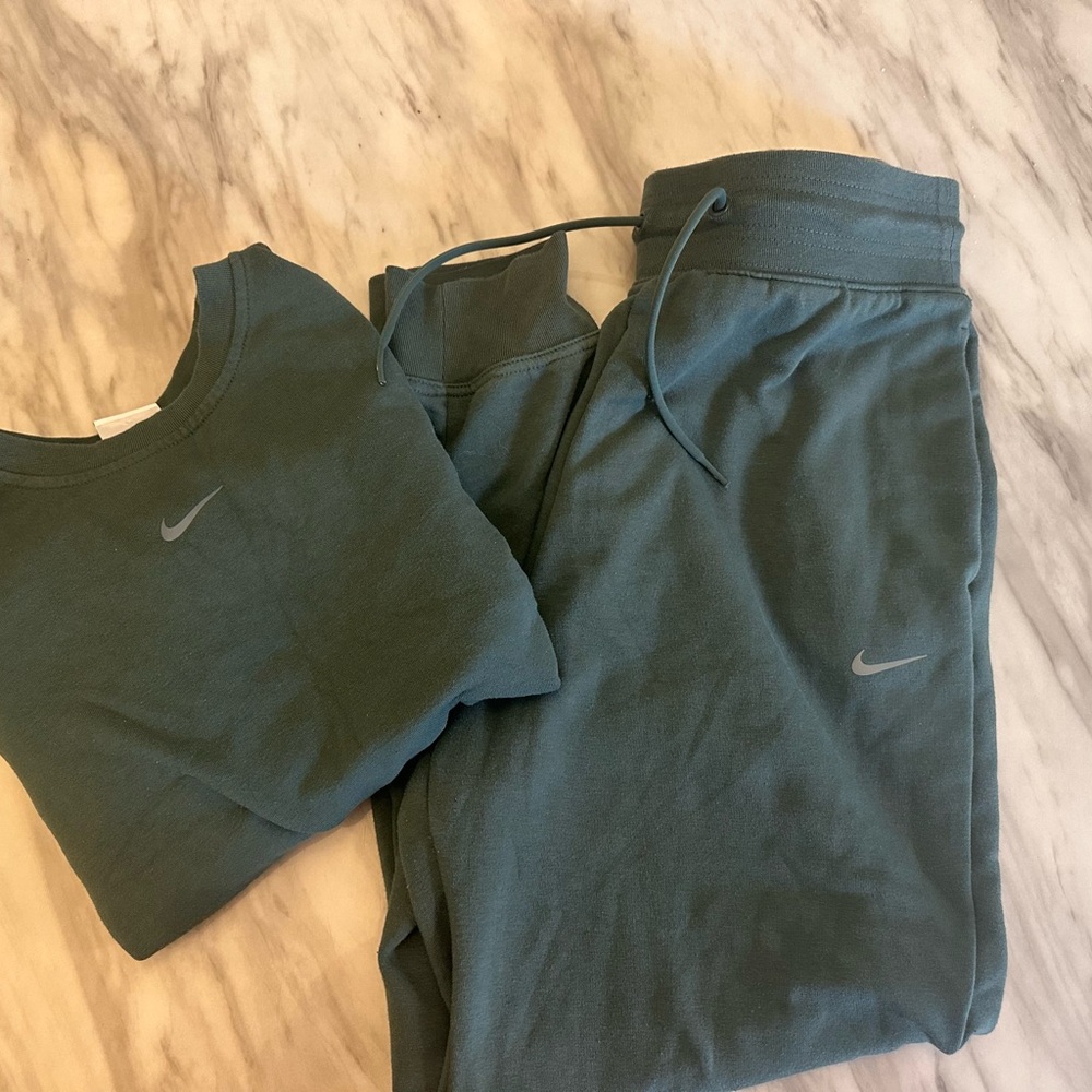 Women’s Nike Green Sweatshirt and Joggers Set